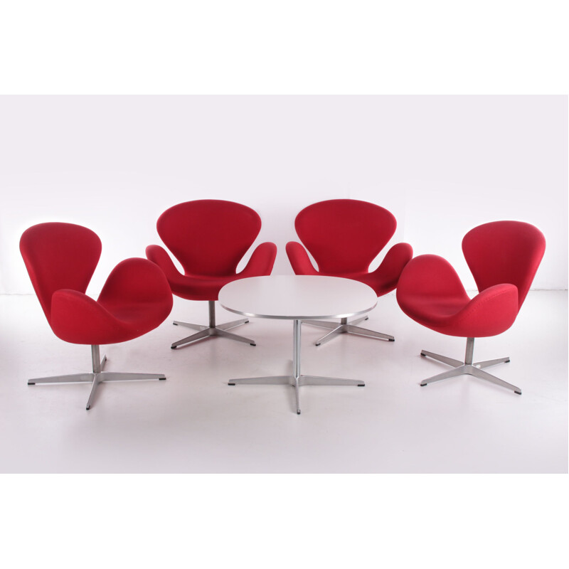 Set di 4 poltrone vintage Swan con tavolino di Arne Jacobsen per Fritz Hansen, 2001