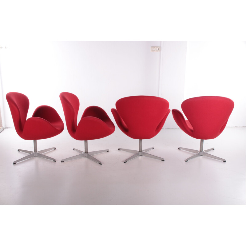 Set of 4 vintage Swan armchairs with coffee table by Arne Jacobsen for Fritz Hansen, 2001