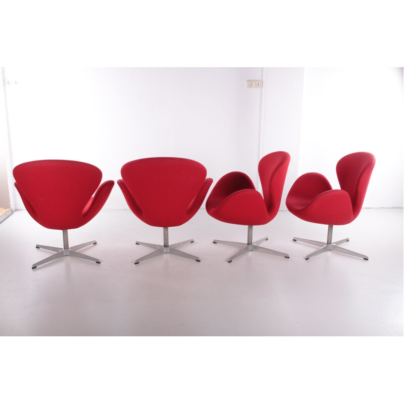 Set di 4 poltrone vintage Swan con tavolino di Arne Jacobsen per Fritz Hansen, 2001