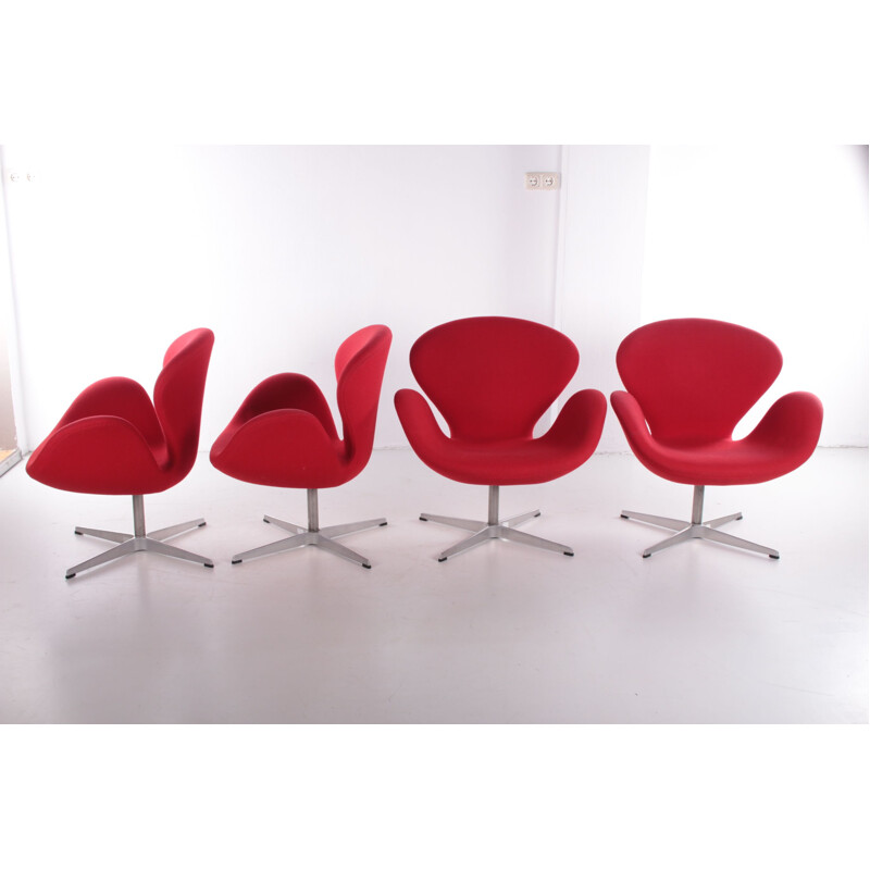 Set di 4 poltrone vintage Swan con tavolino di Arne Jacobsen per Fritz Hansen, 2001