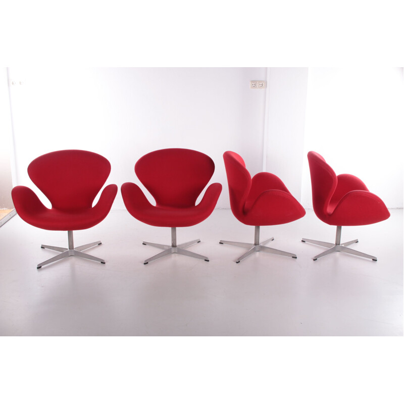 Set van 4 vintage Swan fauteuils met salontafel van Arne Jacobsen voor Fritz Hansen, 2001