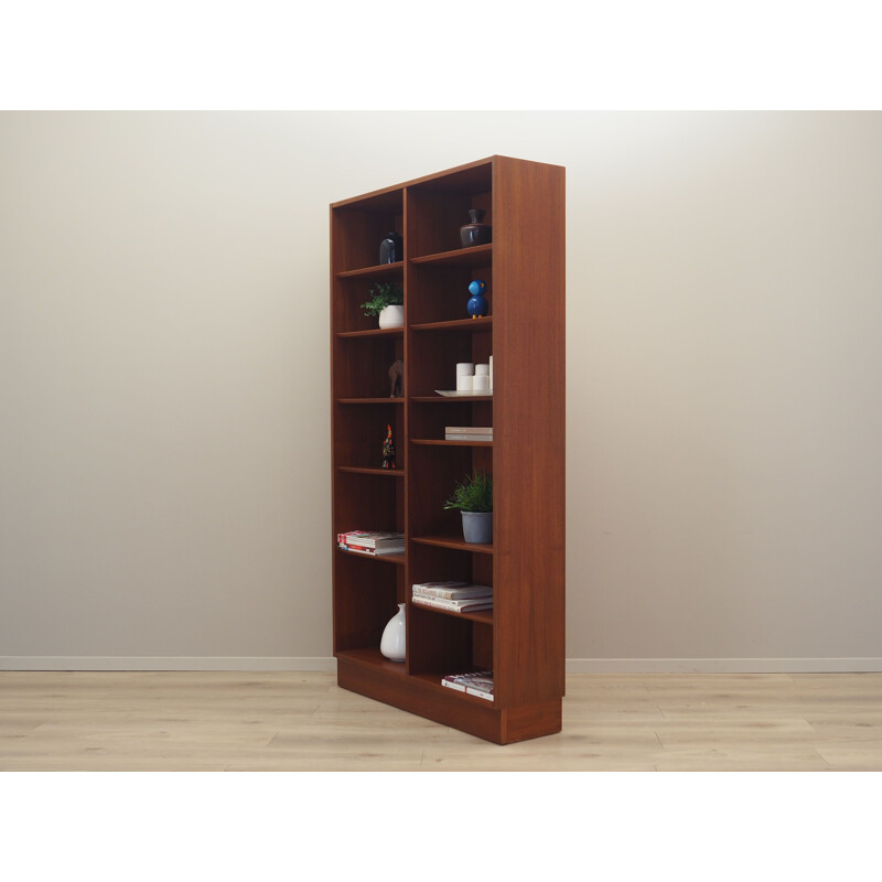 Teak vintage Danish bookcase by Hundevad, 1970s