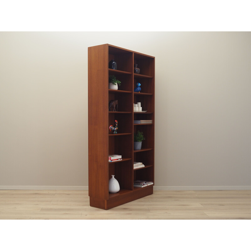 Teak vintage Danish bookcase by Hundevad, 1970s