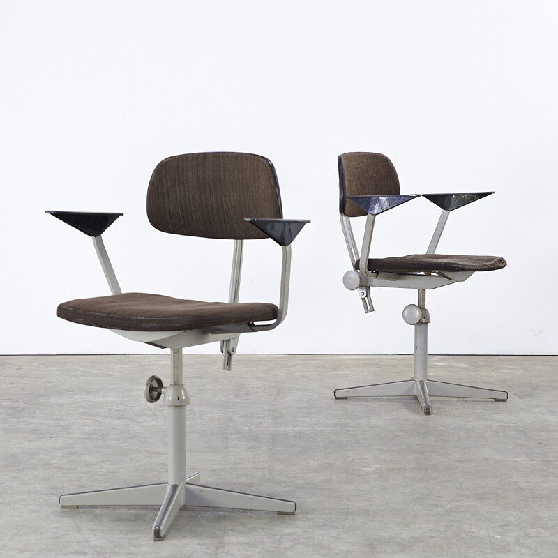 Paire de fauteuils Ahrend de Cirkel en acier et tissu brun foncé, Friso KRAMER - 1950