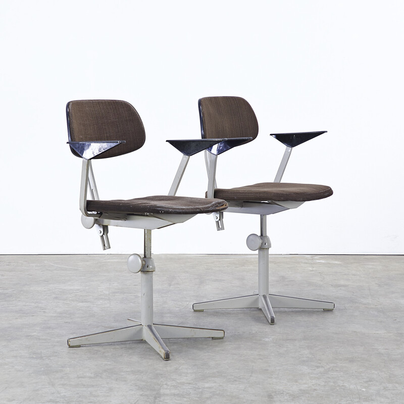 Pair of Ahrend de Cirkel office chairs in steel and brown fabric, Friso KRAMER - 1950s