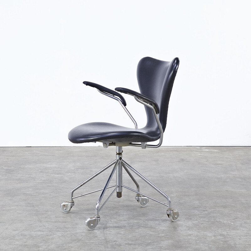 Fritz Hansen "3217" swivel chair in leatherette, Arne JACOBSEN - 1950s