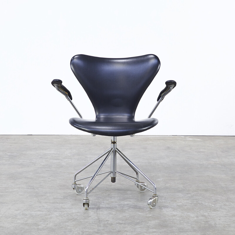 Fritz Hansen "3217" swivel chair in leatherette, Arne JACOBSEN - 1950s