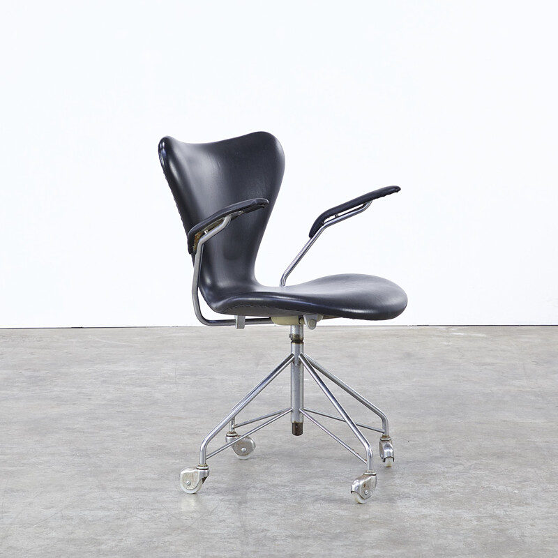 Fritz Hansen "3217" swivel chair in leatherette, Arne JACOBSEN - 1950s