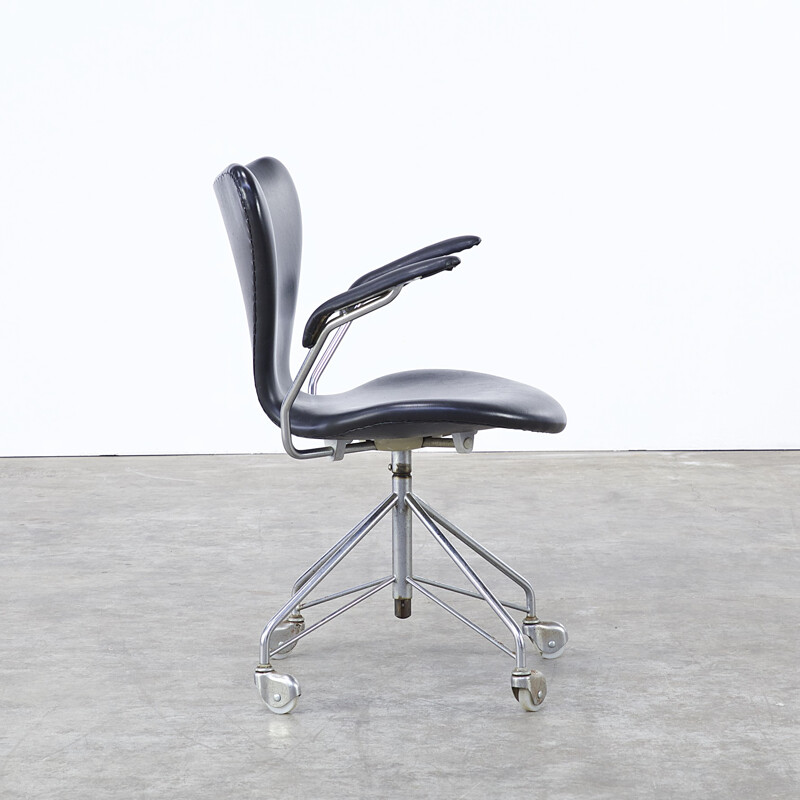 Fritz Hansen "3217" swivel chair in leatherette, Arne JACOBSEN - 1950s