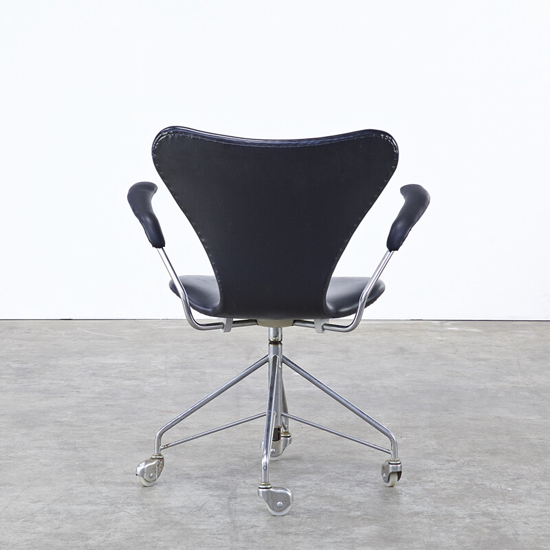 Fauteuil pivotant "3217" Fritz Hansen en simili cuir, Arne JACOBSEN - 1950