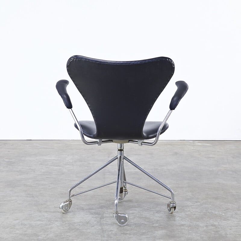 Fritz Hansen "3217" swivel chair in leatherette, Arne JACOBSEN - 1950s