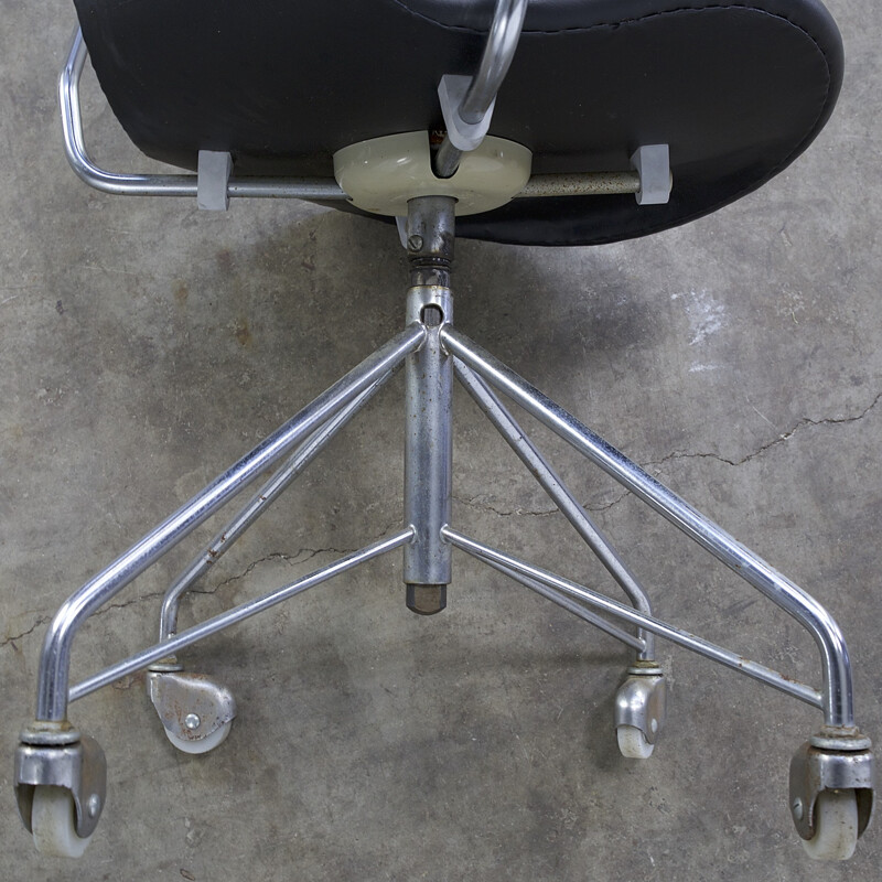 Fritz Hansen "3217" swivel chair in leatherette, Arne JACOBSEN - 1950s