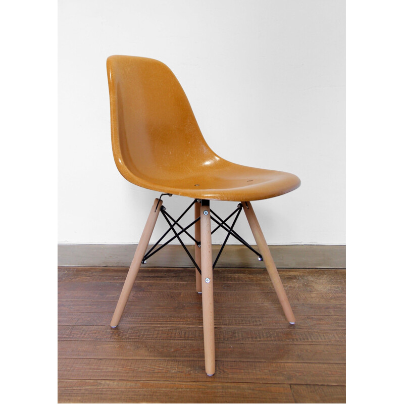 Silla Dsw vintage Ochre Dark de Charles y Ray Eames para Herman Miller, 1960