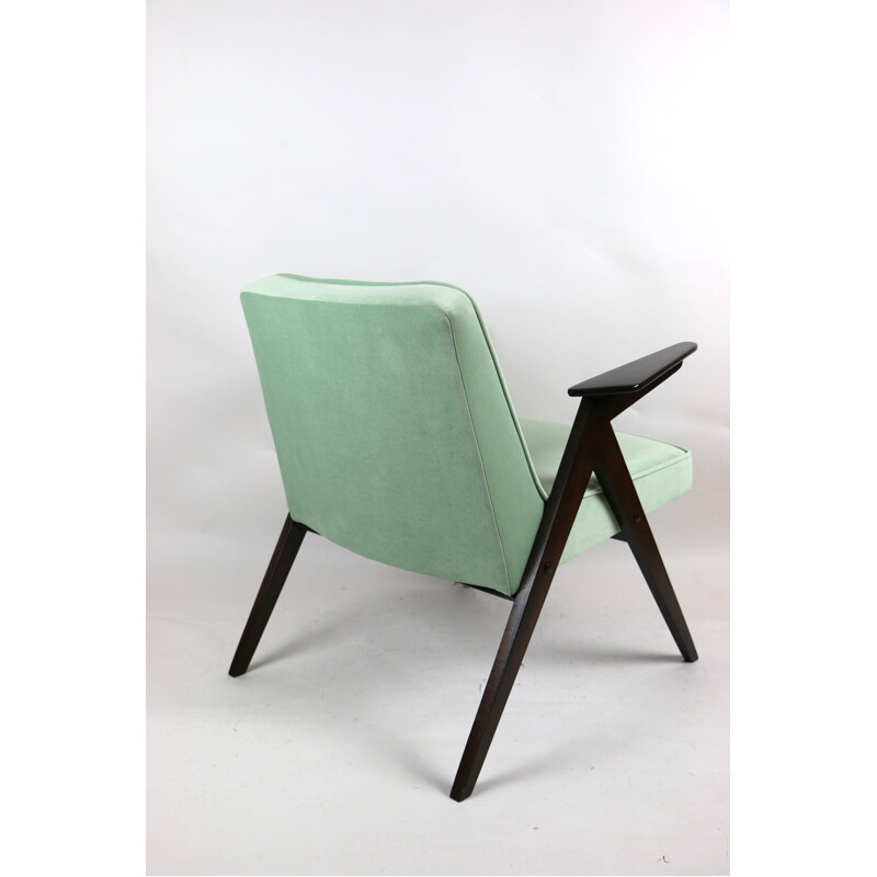 Fauteuil vintage Bunny vert clair par Józef Chierowski, 1970