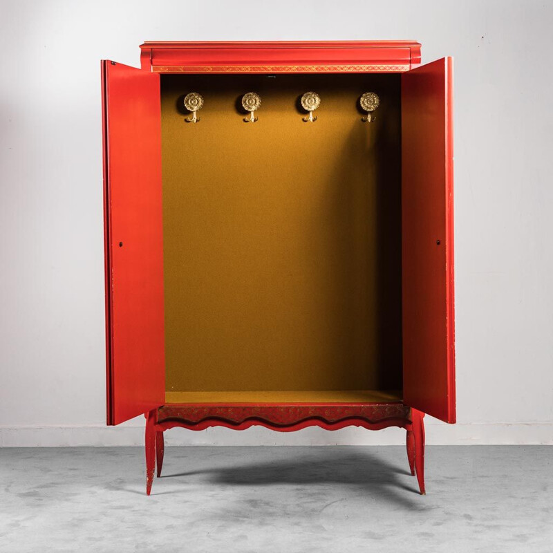 Armadio etnico vintage in legno rosso con motivi orientali, 1960