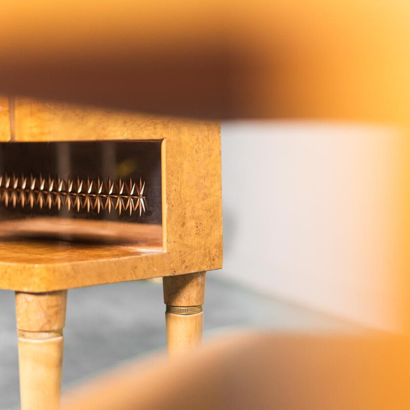 Paire de tables de chevet vintage en bois avec détails en laiton, 1940