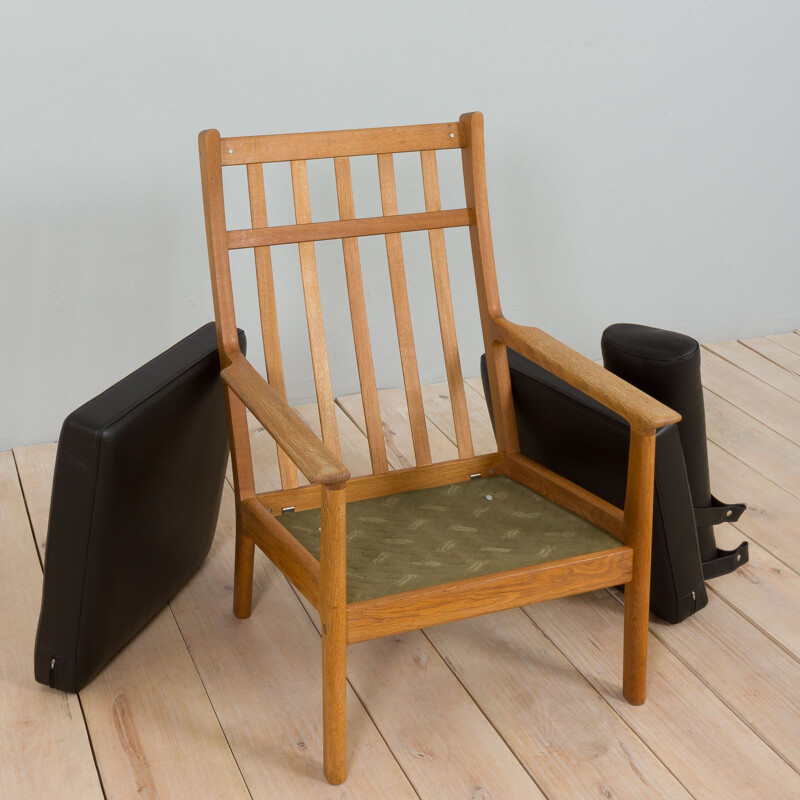 Sillón vintage Ge 265 de madera de roble y cuero negro de Hans Wegner para Getama, Dinamarca 1970-1980