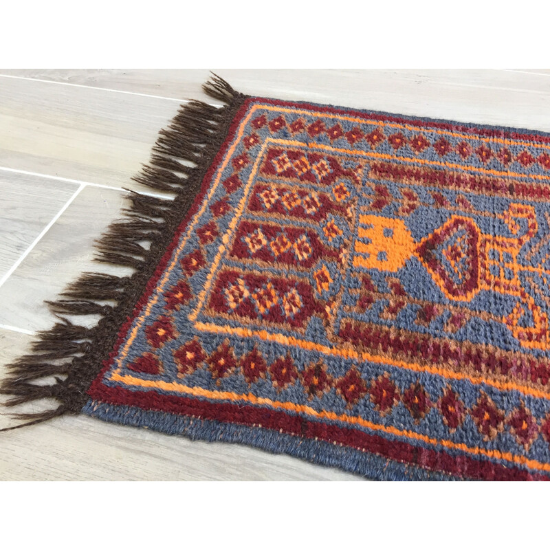 Vintage oriental rug in pure wool