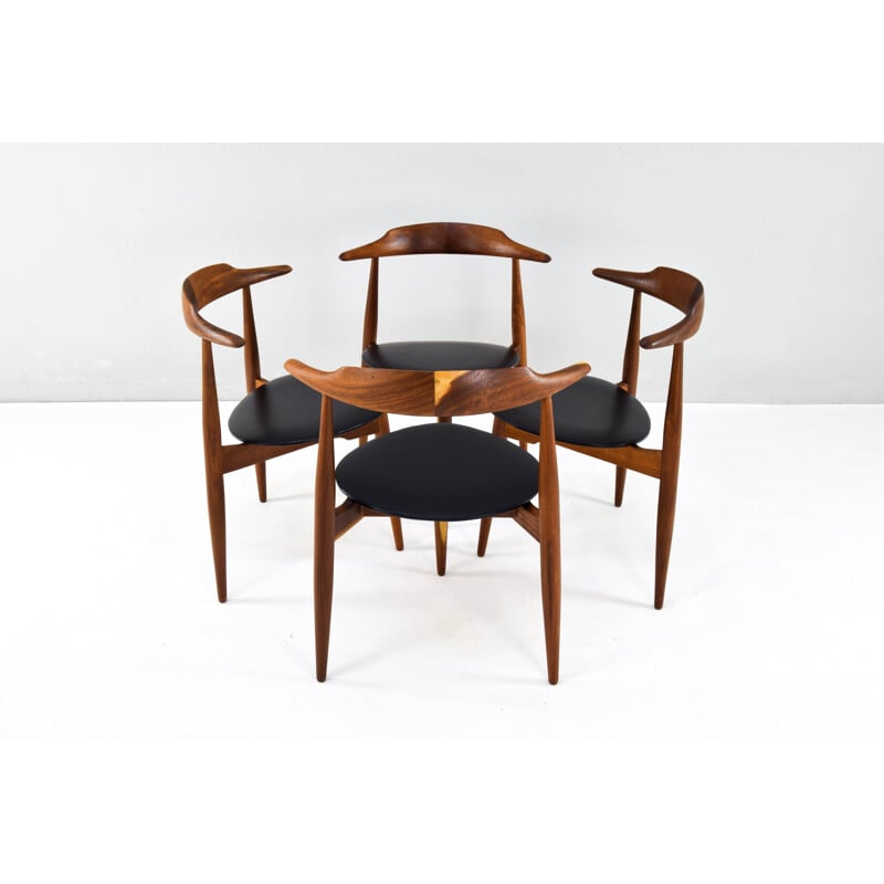 Set of four mid-century modern Heart 4104 Dining chairs by Hans Wegner, Denmark 1950s