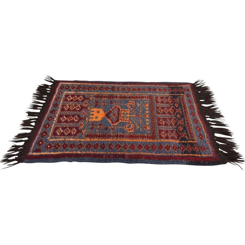 Vintage oriental rug in pure wool