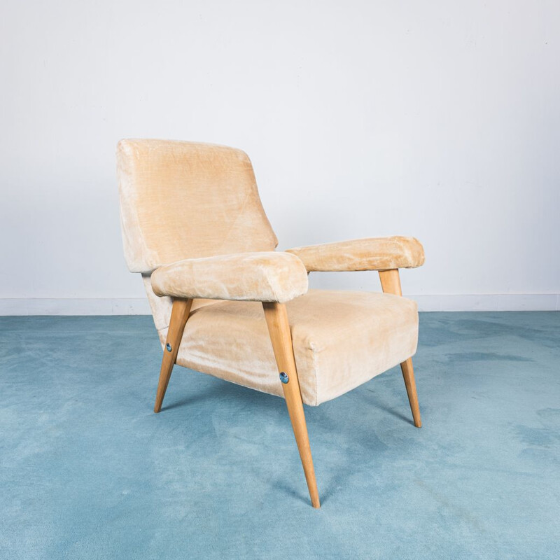 Sillón vintage de madera de haya con tela de terciopelo beige, 1950