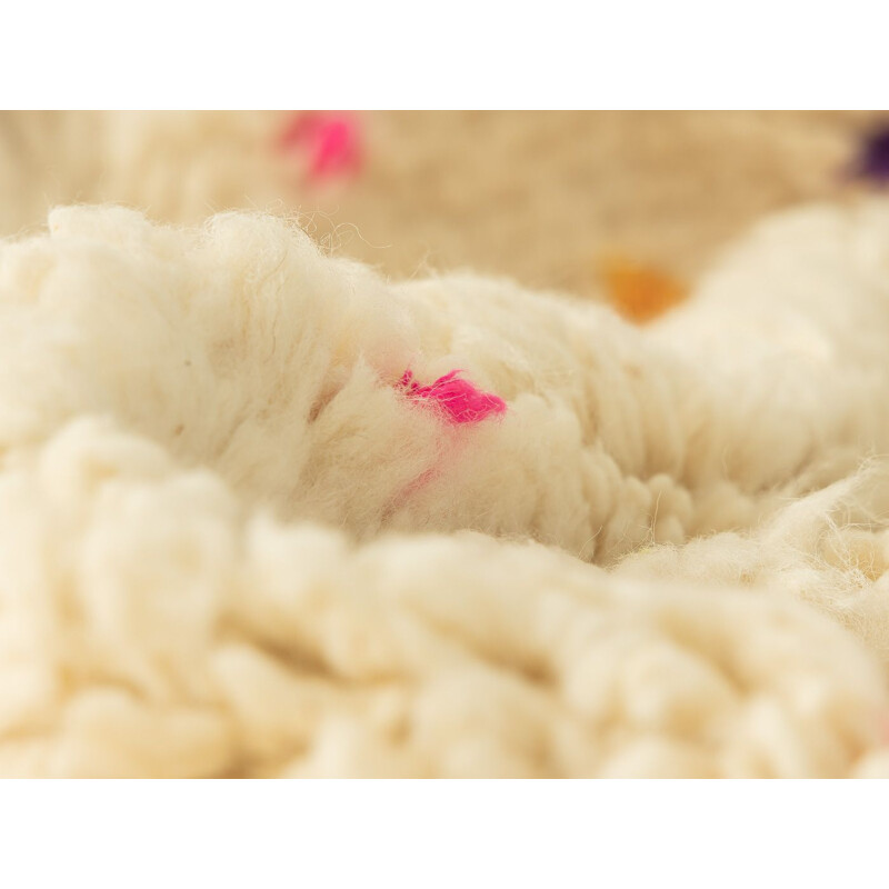 Alfombra bereber vintage de lana con lunares, Marruecos
