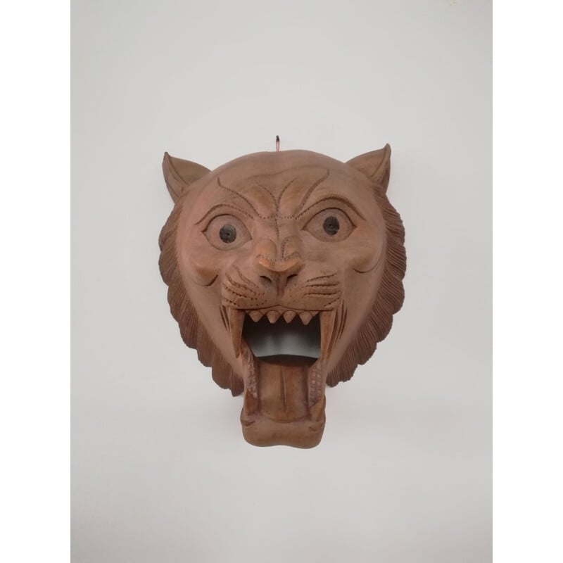 Máscara vintage de madera tallada de un tigre rugiente