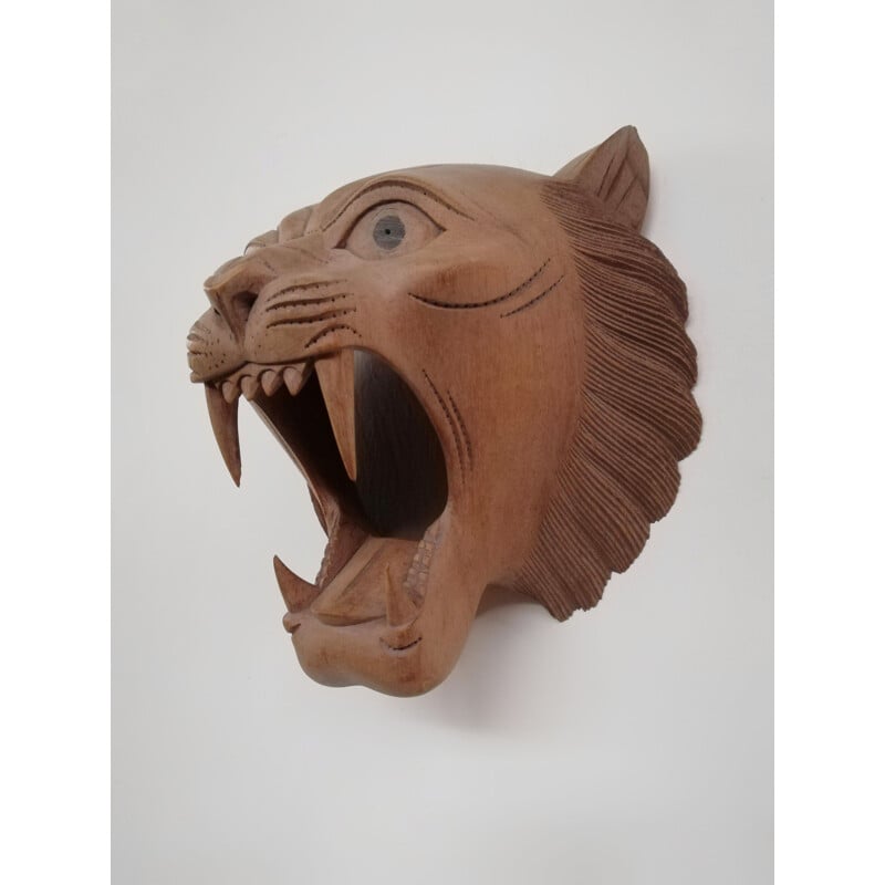 Maschera vintage in legno intagliato di una tigre ruggente
