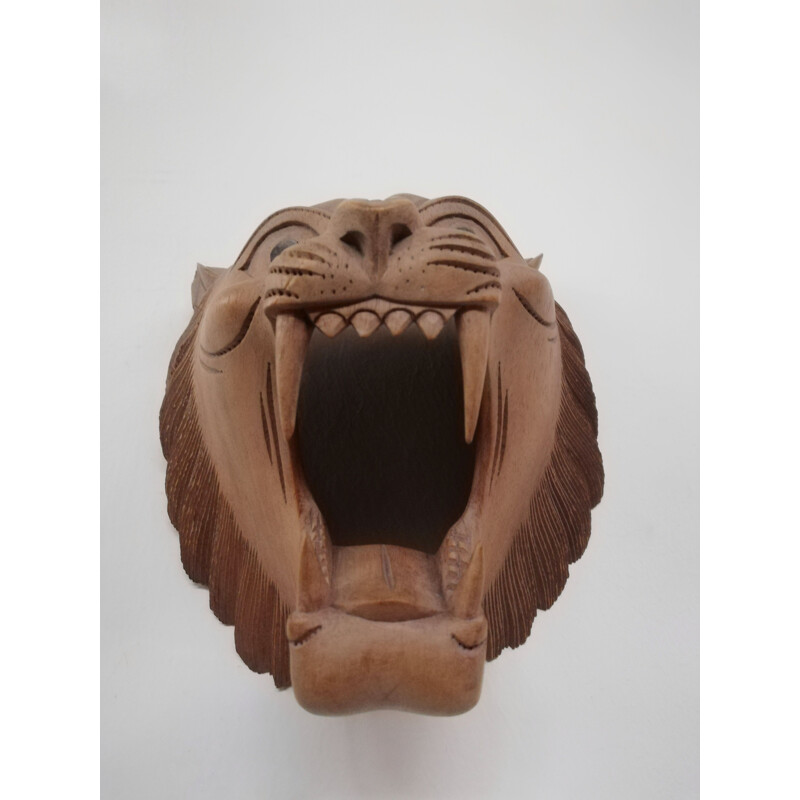 Vintage-Maske aus geschnitztem Holz, die einen brüllenden Tiger darstellt.