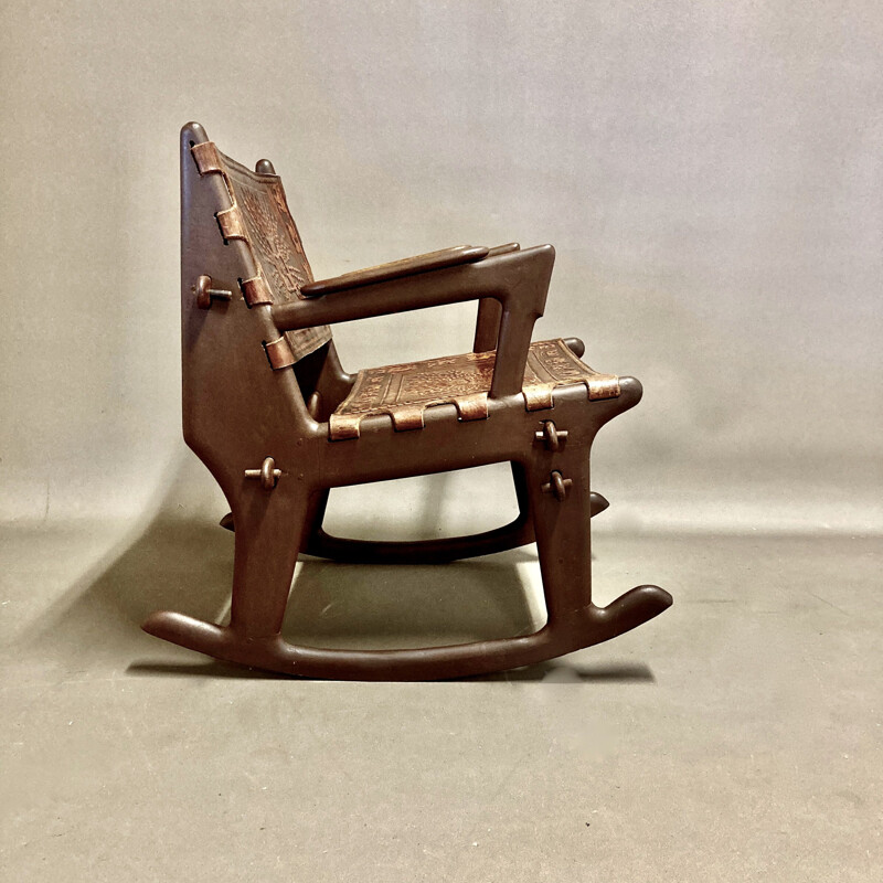 Silla mecedora y otomana vintage de madera y cuero de Ángel Pazmino, 1960