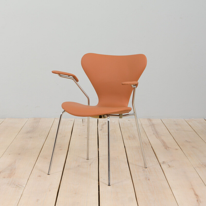 Sedia vintage serie 7 modello 3207 con braccioli in pelle marrone di Arne Jacobsen, Danimarca 1980