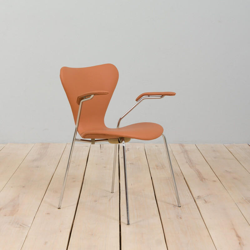 Vintage stoel serie 7 model 3207 met bruine lederen armleuningen van Arne Jacobsen, Denemarken 1980