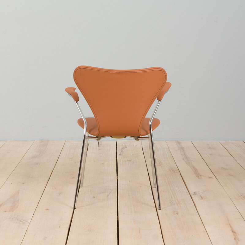 Vintage-Stuhl Serie 7 Modell 3207 mit Armlehnen aus fauvefarbenem Leder von Arne Jacobsen, Dänemark 1980