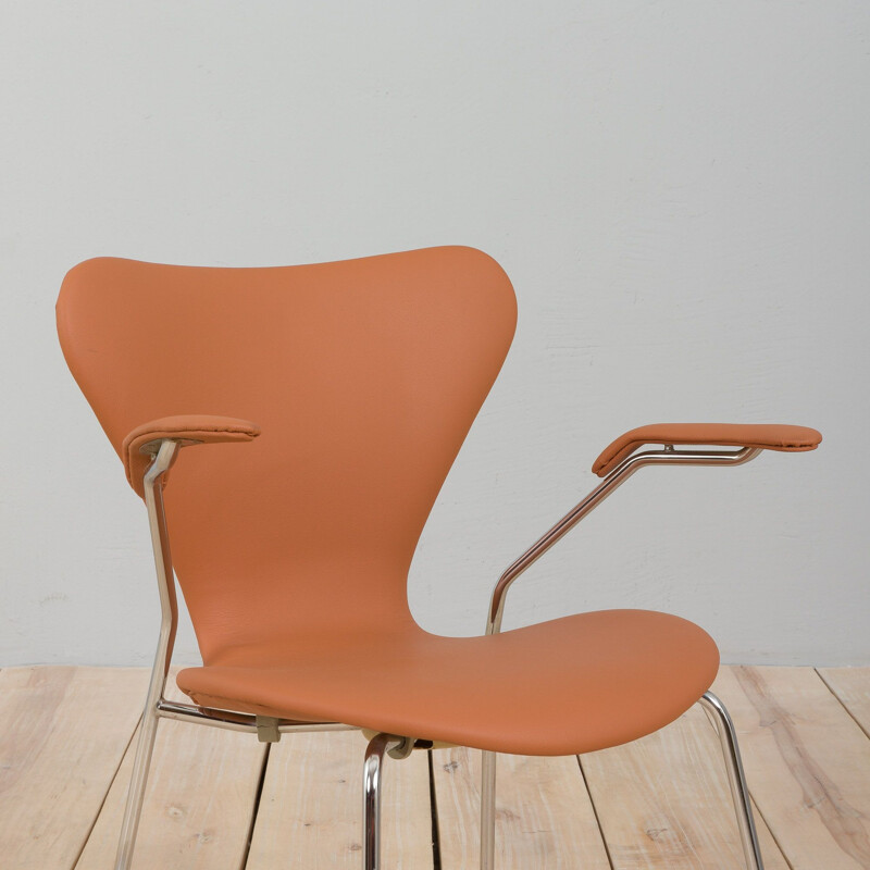 Vintage series 7 chair model 3207 with armrests in tan leather by Arne Jacobsen, Denmark 1980s