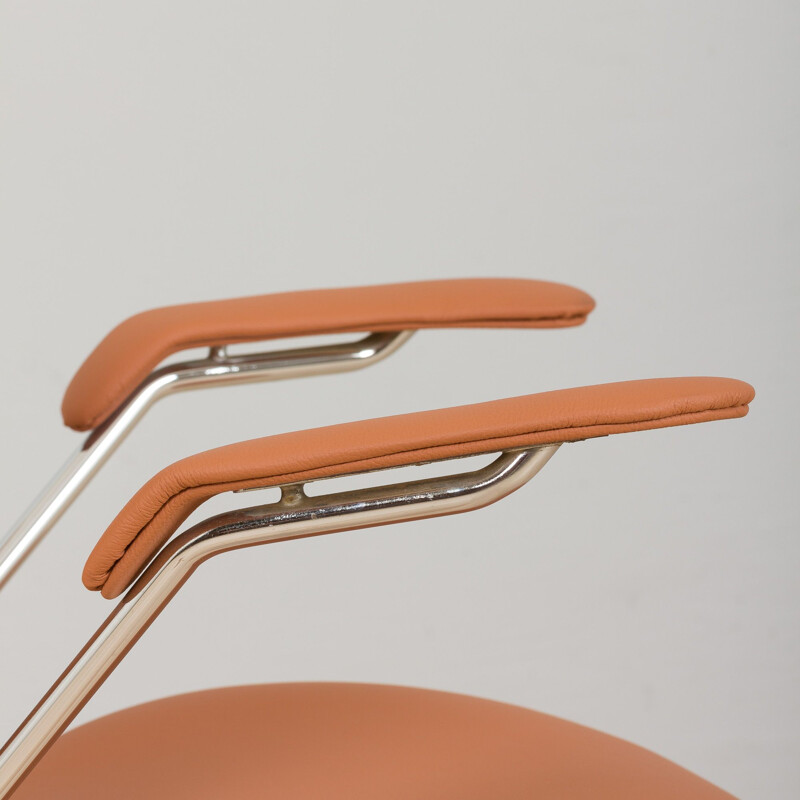 Sedia vintage serie 7 modello 3207 con braccioli in pelle marrone di Arne Jacobsen, Danimarca 1980