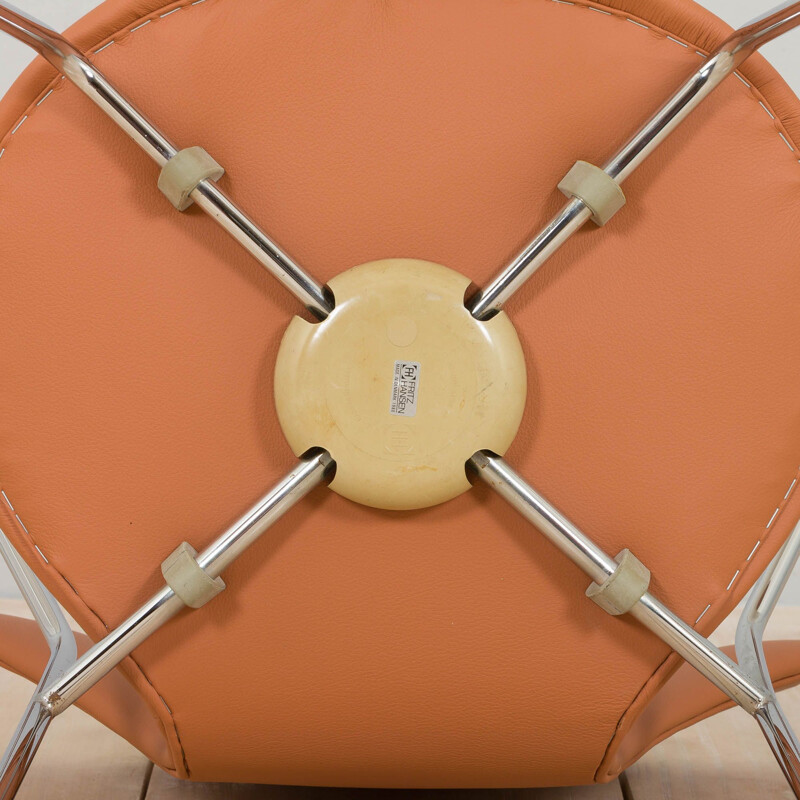 Vintage series 7 chair model 3207 with armrests in tan leather by Arne Jacobsen, Denmark 1980s