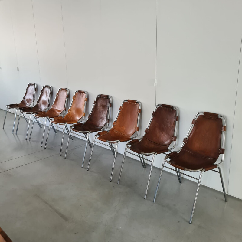 Conjunto de 8 cadeiras de couro seleccionadas por Charlotte Perriand para Les Arcs, França 1960
