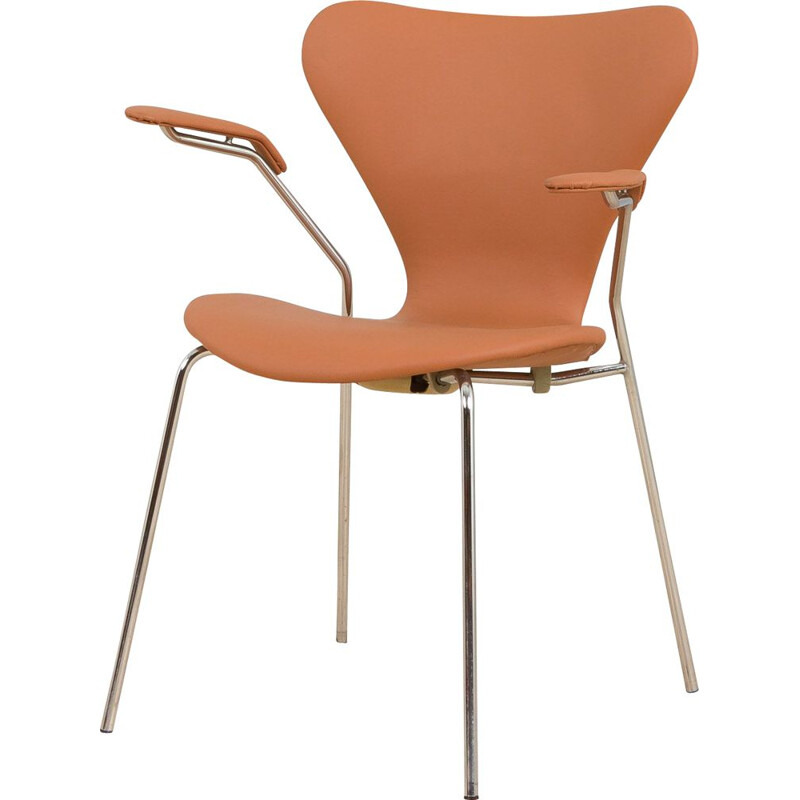 Sedia vintage serie 7 modello 3207 con braccioli in pelle marrone di Arne Jacobsen, Danimarca 1980