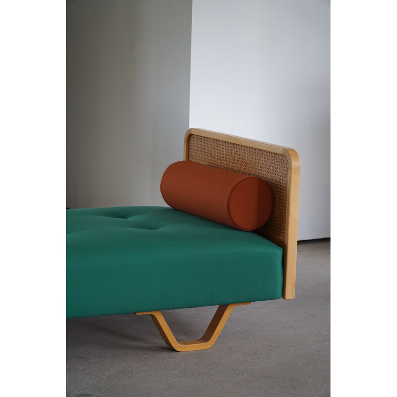 Cama Vintage reupholstered em tecido verde por Getama, Dinamarca 1980