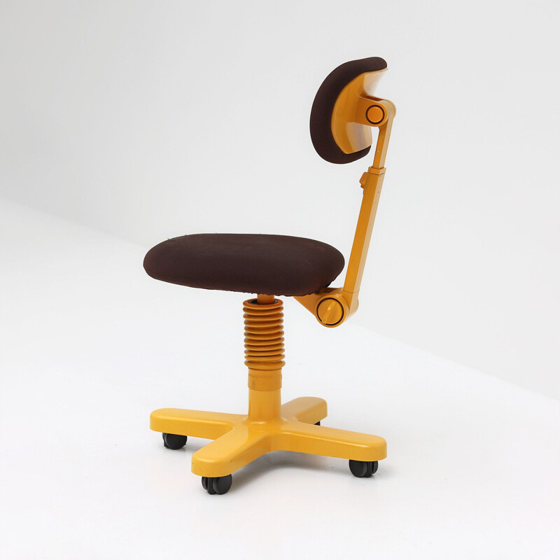 Síntese de cadeira de escritório de 45" de Ettore Sottsass para Olivetti, 1980