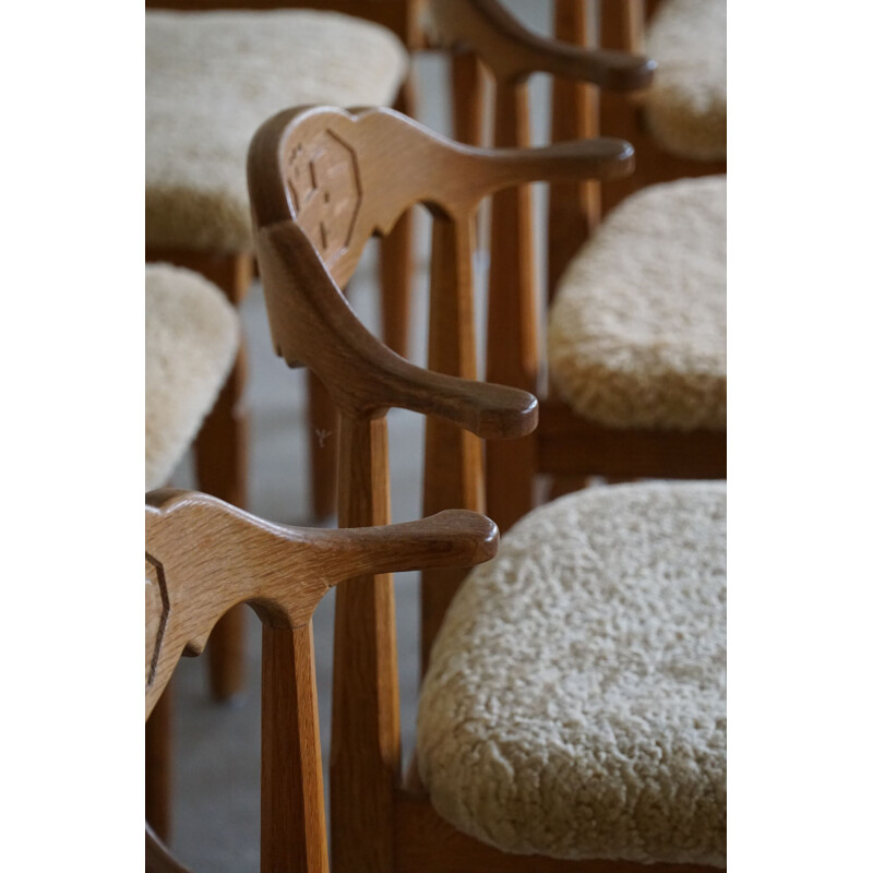 Juego de 10 sillas vintage de roble retapizadas en lana de cordero por Henning Kjærnulf, 1960