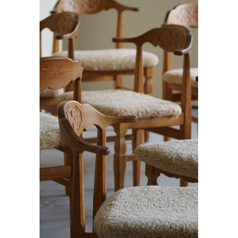Ensemble de 10 chaises vintage en bois de chêne et retapissées en laine d'agneau par Henning Kjærnulf, 1960