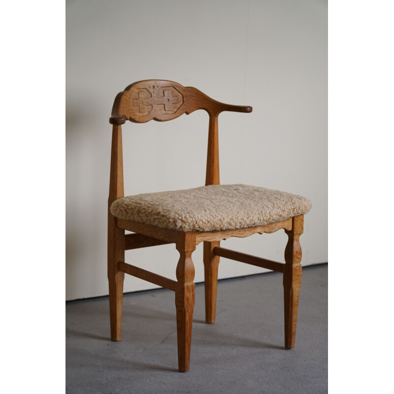 Juego de 10 sillas vintage de roble retapizadas en lana de cordero por Henning Kjærnulf, 1960