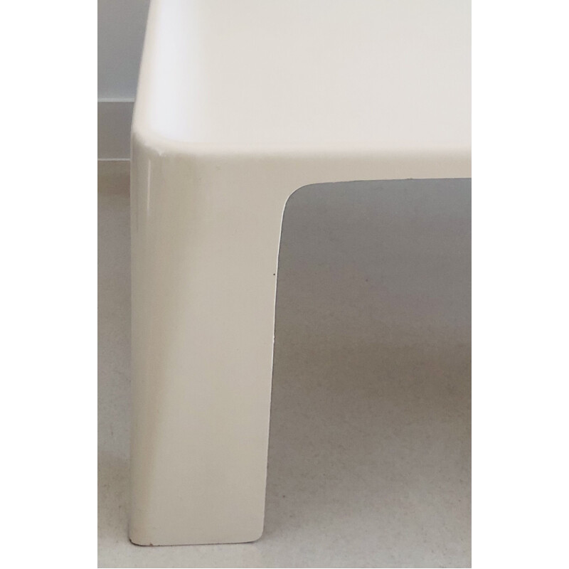 Table basse vintage "Amanta" en fibre de verre blanc cassé de Mario Bellini, Italie 1960