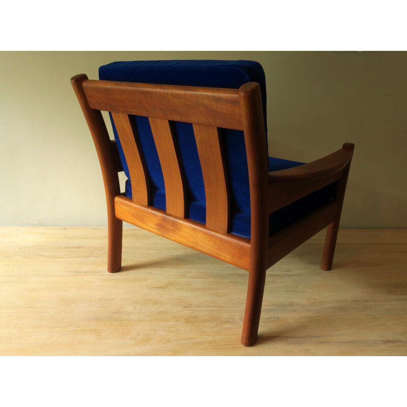 Dyrlund Vintage Sessel aus Teakholz und blauem Samt, Dänemark 1970