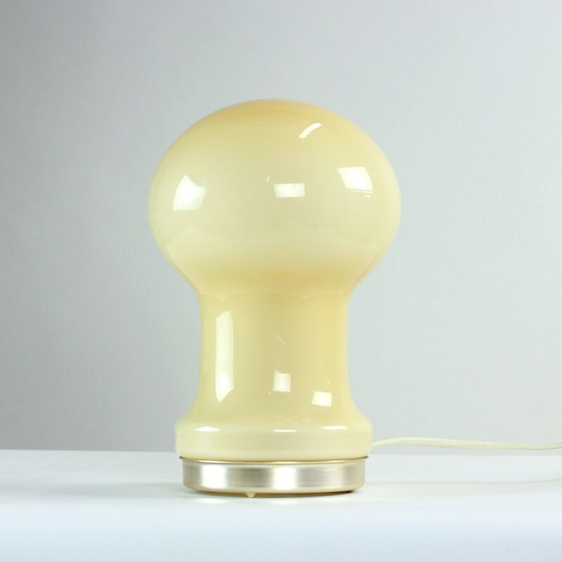 Lampe de table vintage en verre opalin beige par Ivan Jakes, Tchécoslovaquie 1960