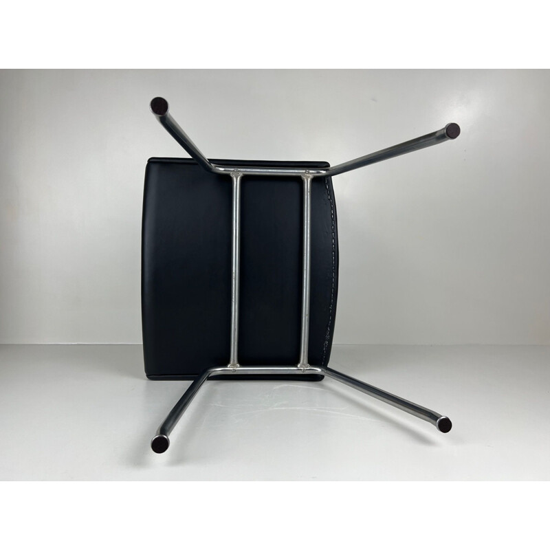 Cadeira de aeroporto Vintage AP40 em pele preta por Hans J. Wegner