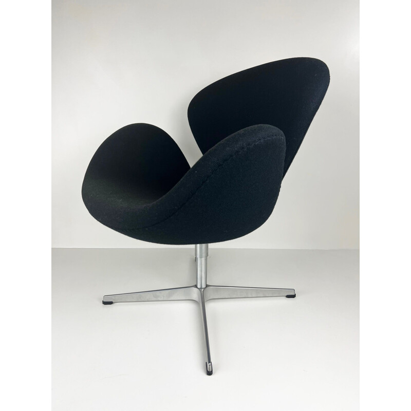 Vintage Swan 3320 chair by Arne Jacobsen for Fritz Hansen, Denmark 2003