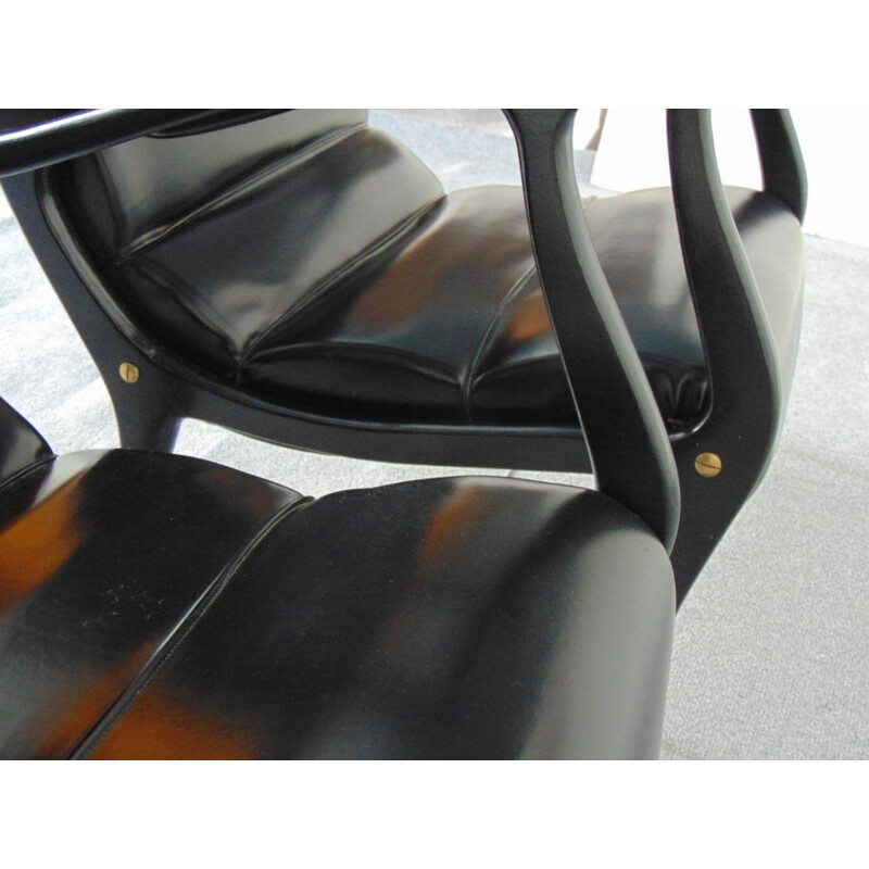 Paire de fauteuils vintage en bois et simili cuir modèle Mitzi par Ezio Longhi