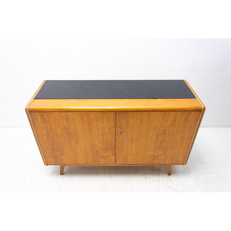 Credenza vintage in faggio e vetro opaxite di Hubert Nepožitek e Bohumil Landsman per Jitona, 1960